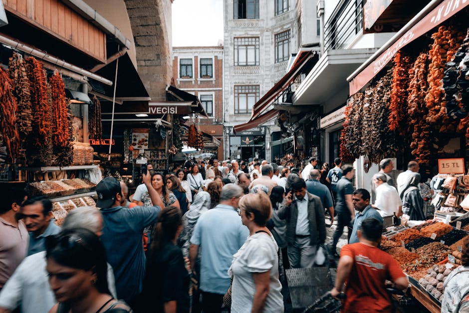 A vibrant scene from a crowded street market in İstanbul, Türkiye, showcasing the local shopping culture.