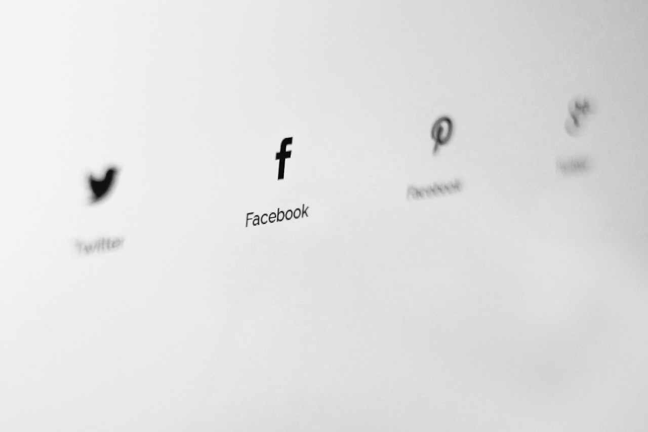 How to Use Both Together — Forum Marketing vs Social Media Marketing: Which Is Right for You?