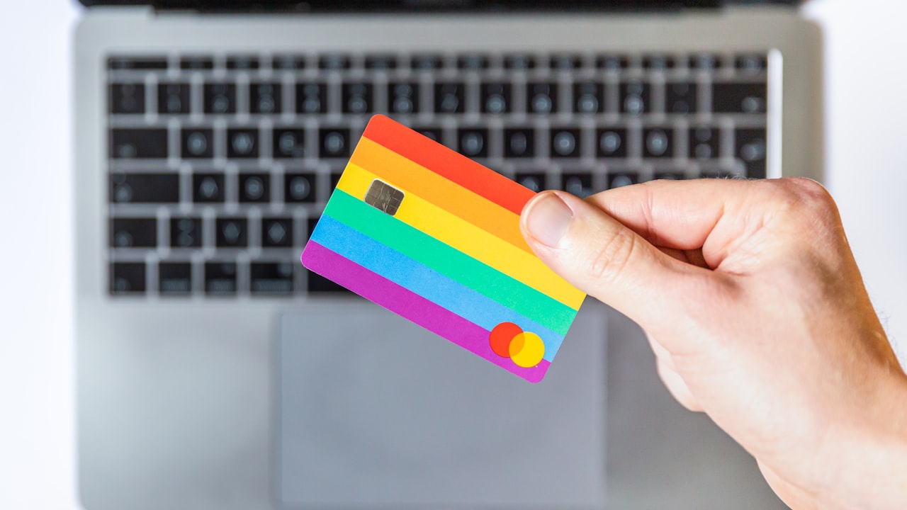 Measuring Customer Lifetime Value Impact — E-commerce Loyalty Programs: Reward Repeat Shoppers and Boost CLV