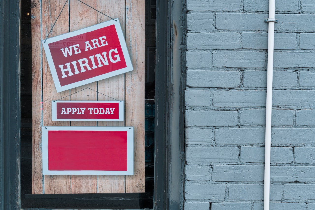 Recovery and Rebuilding Your Employer Brand โ Employer Brand Crisis: Recover From Negative Press and Viral Employee Posts