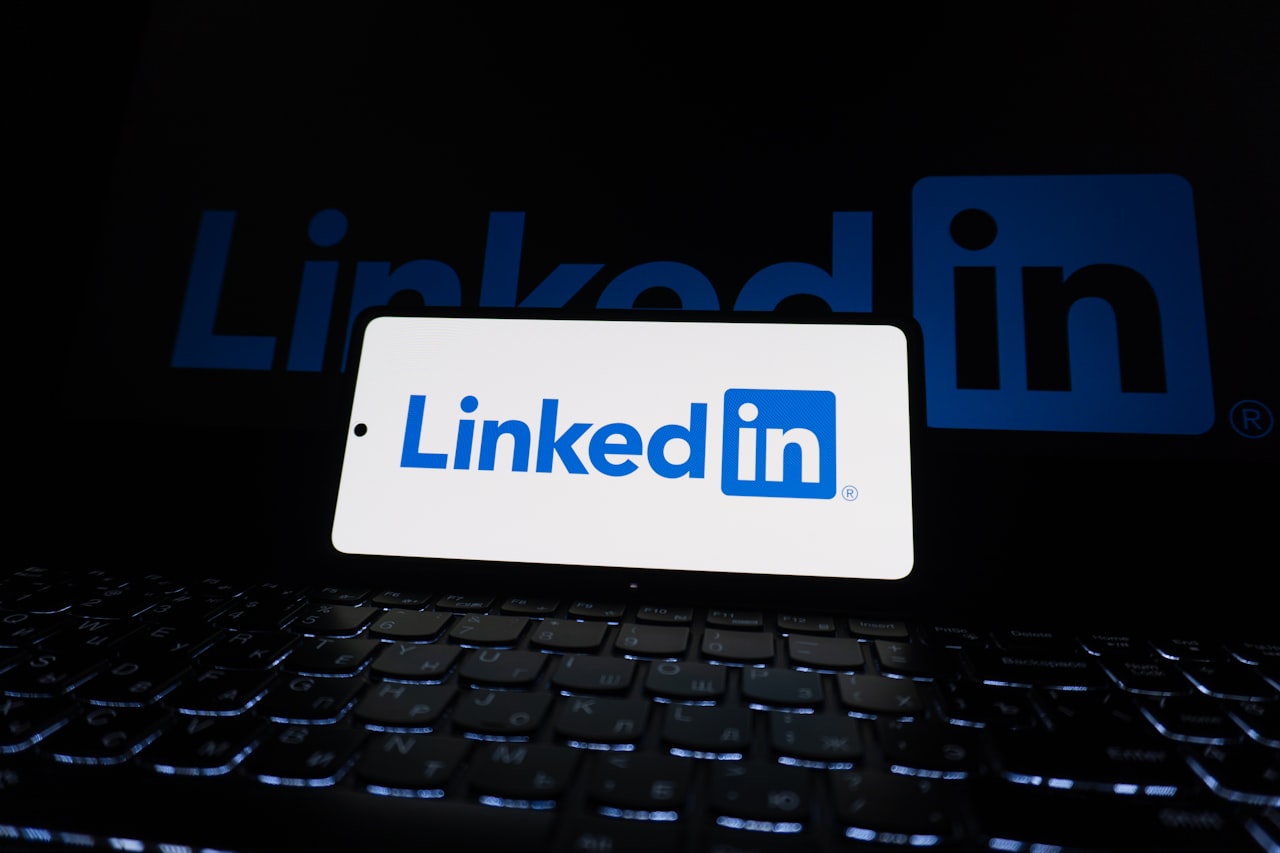 Company Page vs Personal Profile Video Strategy โ LinkedIn Video Marketing: B2B Video Content That Generates Leads