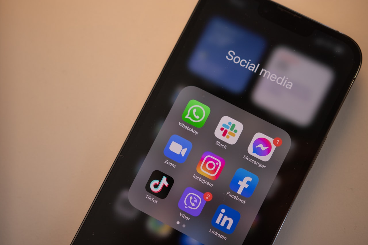 Use Case: Competitor Tracking and Benchmarking — Social Listening Tools: Monitor, Analyse and Act in 2026